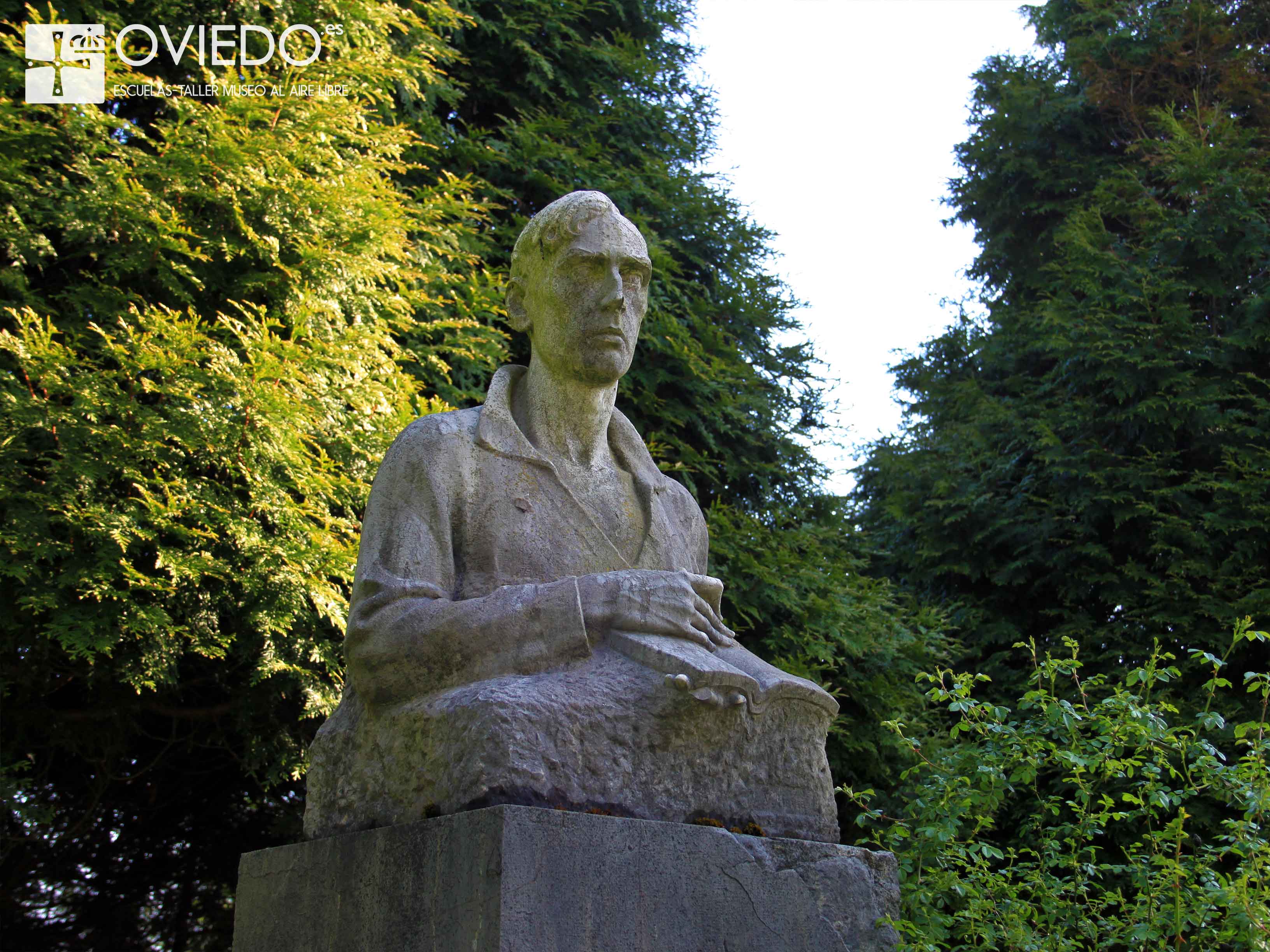 Escultura Doctor Julián Clavería
